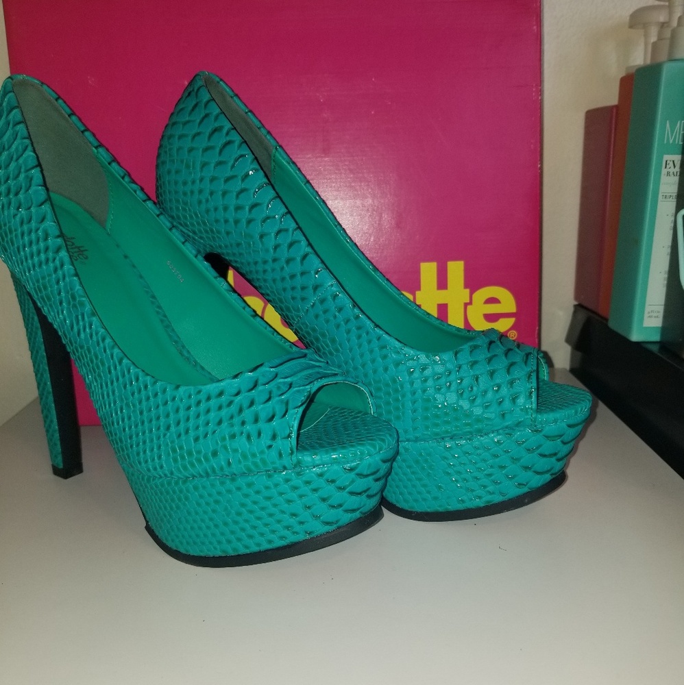 Turquoise pumps